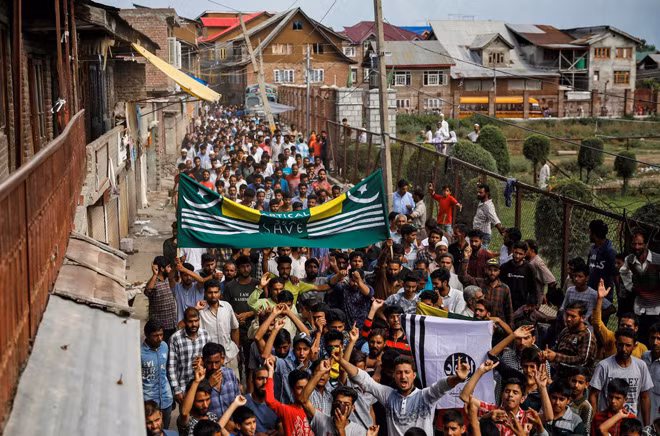Nhiều người dân ở Kashmir xuống đường phản đối quyết định của Ấn Độ. Ảnh: Reuters.