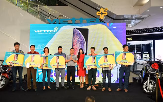Ông Phan Văn Thái Giám đốc Kênh chuỗi- Viettel Hà Nội trao giải Ba iPhone XS Max 64GB cho khách hàng.