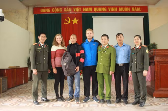 Công an tỉnh Hòa Bình trao trả tài sản cho du khách nước ngoài. Công an tỉnh Hòa Bình trao trả tài sản cho du khách nước ngoài.