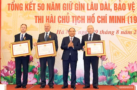 Thủ tướng trao Huân chương Lao động hạng Nhất cho Trung tâm Nghiên cứu y sinh Moscow và các chuyên gia Nga - Ảnh: VGP/Quang Hiếu.
