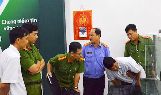 Cơ quan điều tra khám nghiệm hiện trường vụ cướp ngân hàng tại tỉnh Trà Vinh ngày 26-4-2017. Cơ quan điều tra khám nghiệm hiện trường vụ cướp ngân hàng tại tỉnh Trà Vinh ngày 26-4-2017.