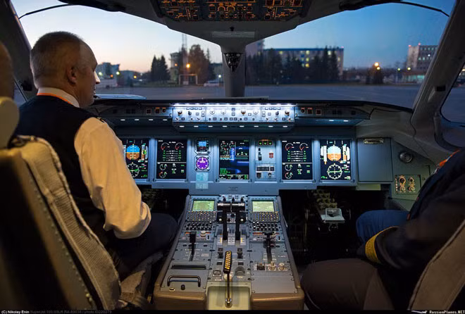 Buồng lái hiện đại của máy bay SuperJet. Ảnh: Twitter.