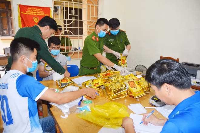 Tiến hành giám định 700kg ma túy đá mà Công an Nghệ An phát hiện thu giữ.