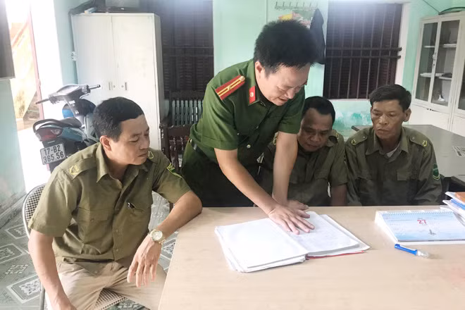 Trưởng Công an xã Vũ Tiến Nguyễn Đức Thắng đang hướng dẫn cho Công an xã bán chuyên trách cách nắm và quản lý đối tượng.