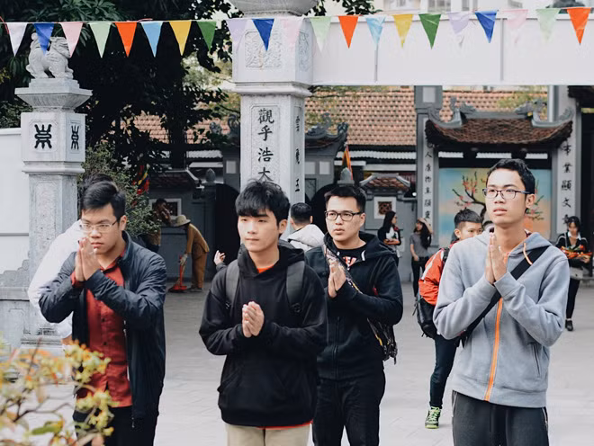Nhóm bạn trẻ cùng nhau đến thắp hương, dâng lễ thành tâm với mong muốn tìm một nửa của mình.