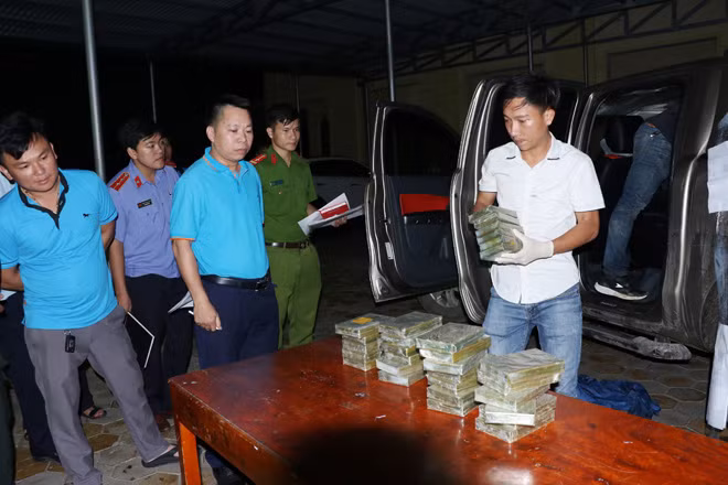 Tiến hành khám xét thu giữ tang vật trên xe. Tiến hành khám xét thu giữ tang vật trên xe.