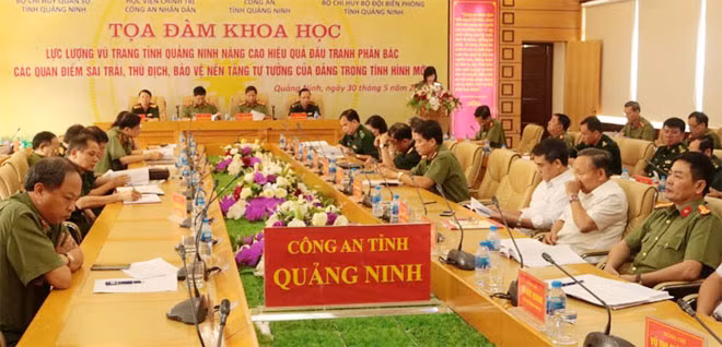 Các đại biểu tham dự buổi tọa đàm khoa học.