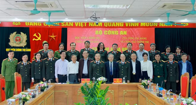 Các đại biểu dự Toạ đàm.