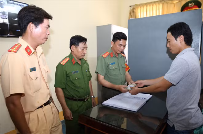 Anh Huy đến Công an huyện Mỹ Xuyên để trình báo vụ việc và mong các đồng chí Công an sớm tìm người đánh rơi số tiền trên để trả lại.