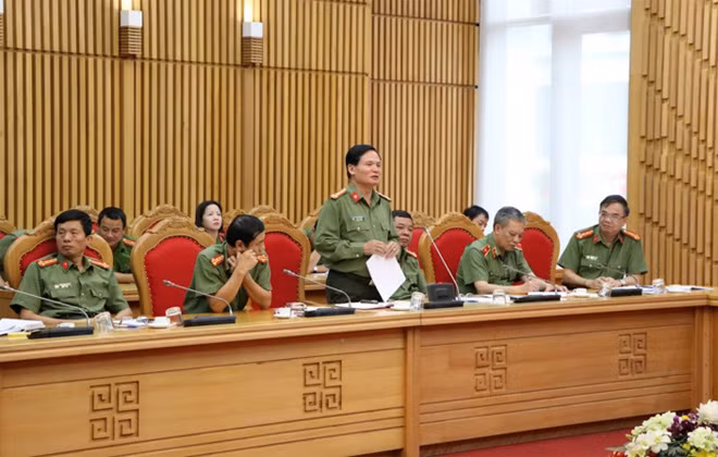 Các đại biểu tham luận tại Hội thảo. Các đại biểu tham luận tại Hội thảo.