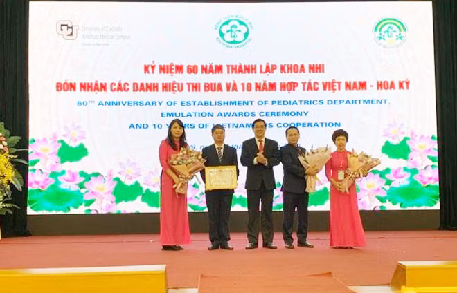 PGS.TS Lương Ngọc Khuê, Cục trưởng Cục Quản lý Khám, chữa bệnh (Bộ Y tế) trao Bằng khen của Bộ trưởng Bộ Y tế cho tập thể Khoa Nhi.