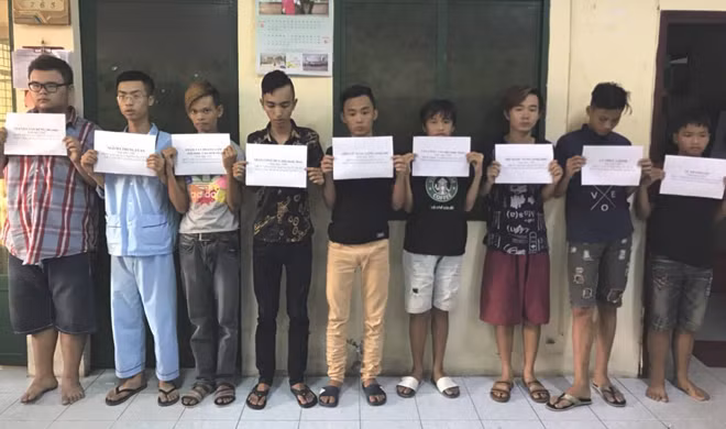 Nhóm đối tượng cướp tài sản trong cửa hàng tiện lợi bị Công an quận 10 bắt giữ.