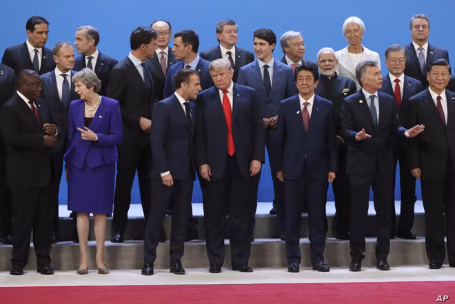 Lãnh đạo các nền kinh tế thành viên G20 trao đổi bên lề hội nghị ở Argentina năm 2018. Ảnh: AP.