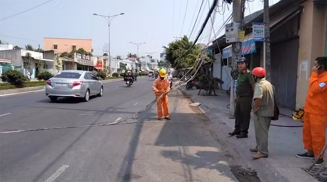 Dây cáp đứt sà xuống đường làm người đi đường gặp nạn.