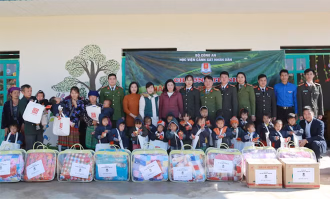 Đại diện Học viện CSND và Công an tỉnh Điện Biên tặng quà cho học sinh tại các điểm trường tại huyện Nậm Pồ, tỉnh Điện Biên.