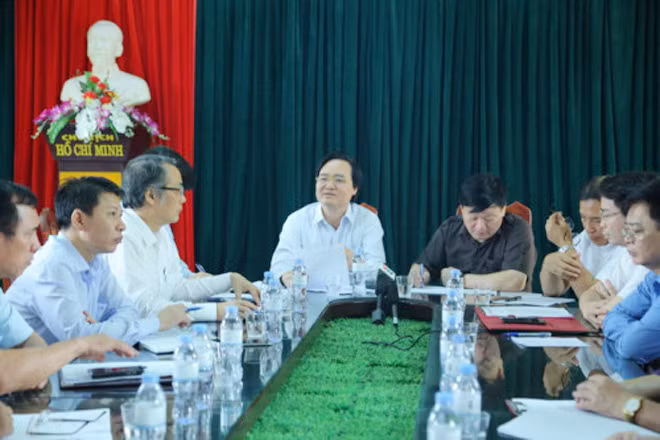 Bộ trưởng Bộ Giáo dục và đào tạo cùng đoàn công tác, lãnh đạo tỉnh Hưng Yên tại buổi làm việc với Trường THCS Phù Ủng sáng ngày 31-3-2019. Bộ trưởng Bộ Giáo dục và đào tạo cùng đoàn công tác, lãnh đạo tỉnh Hưng Yên tại buổi làm việc với Trường THCS Phù Ủng sáng ngày 31-3-2019.