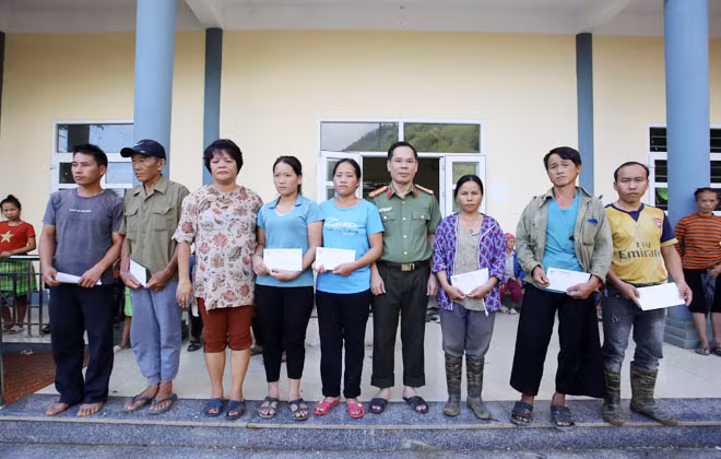 Đại tá Trần Thanh Phong, Trưởng đoàn công tác xã hội từ thiện tặng quà các gia đình bị thiệt hại về nhà ở xã Nhi Sơn.