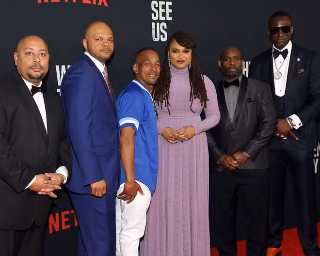 Từ trái qua phải: Kevin Richardson, Antron McCray, Raymond Santana, Korey Wise, and Yusef Salaam chụp chung với nữ đạo diễn Ava Duvernay (giữa) tại buổi ra mắt bộ phim “When They See Us”. Từ trái qua phải: Kevin Richardson, Antron McCray, Raymond Santana, Korey Wise, and Yusef Salaam chụp chung với nữ đạo diễn Ava Duvernay (giữa) tại buổi ra mắt bộ phim “When They See Us”.