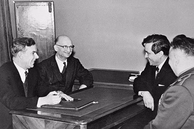 Chủ tịch KGB Vladimir Semichastny (đầu tiên bên trái) đón tiếp hai điệp viên XôViết sau khi được trao đổi: Rudolf Abel (thứ hai bên trái) và Konon Molody (thứ hai bên phải).