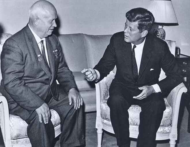 Nhờ có Bolshakov, Khrutsev và Kennedy đã tìm được tiếng nói chung để ngăn chặn nguy cơ của một cuộc chiến tranh hạt nhân Xô – Mỹ. Nhờ có Bolshakov, Khrutsev và Kennedy đã tìm được tiếng nói chung để ngăn chặn nguy cơ của một cuộc chiến tranh hạt nhân Xô – Mỹ.