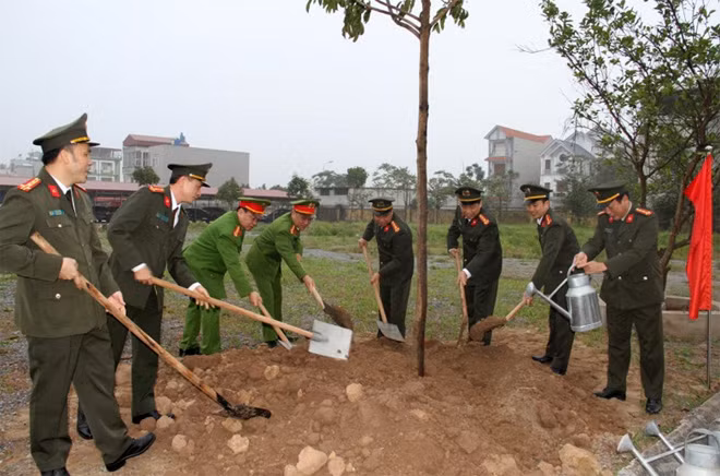 Các đồng chí lãnh đạo Công an tỉnh và lãnh đạo một số phòng chức năng trồng cây tại Lễ phát động.