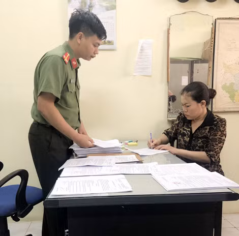Cơ quan ANĐT làm việc với một đối tượng trong ổ nhóm. Cơ quan ANĐT làm việc với một đối tượng trong ổ nhóm.