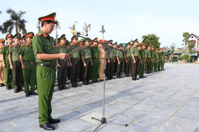 Công an tỉnh báo công tại khu lưu niệm Bác Hồ. Công an tỉnh báo công tại khu lưu niệm Bác Hồ.
