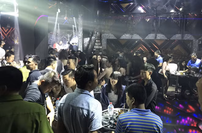 Cơ quan chức năng kiểm tra một quán bar.