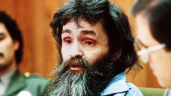 “Giáo chủ tà đạo” Charles Manson với biểu tượng thập ngoặc xăm trên trán lúc ra tòa. Ảnh: Variety.