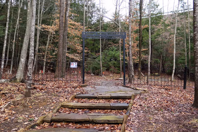 Nghĩa địa Whippoorwill ở Summersville (Tây Virginia), nơi an giấc ngàn thu của nhiều thợ mỏ từng làm cho Địa đạo tổ chim ưng và chết sau đó. Nghĩa địa Whippoorwill ở Summersville (Tây Virginia), nơi an giấc ngàn thu của nhiều thợ mỏ từng làm cho Địa đạo tổ chim ưng và chết sau đó.