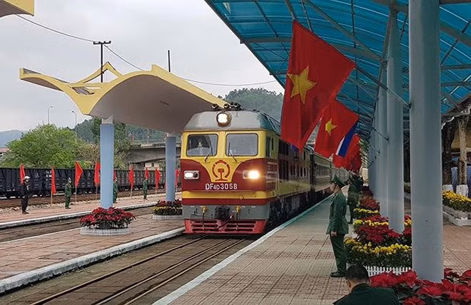 Đoàn tàu bọc thép của Triều Tiên đã vào đến ga Đồng Đăng chuẩn bị đón Chủ tịch Kim Jong Un lên đường về nước.