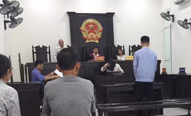 Bị cáo Quân tại phiên toà sơ thẩm. Bị cáo Quân tại phiên toà sơ thẩm.