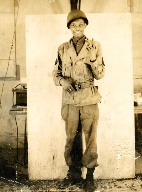 Cựu binh da màu Rollins Edwards thời còn trong quân ngũ năm 1945 tại Căn cứ không quân Clark ở Philippines. Ảnh nguồn: Rollins Edwards.