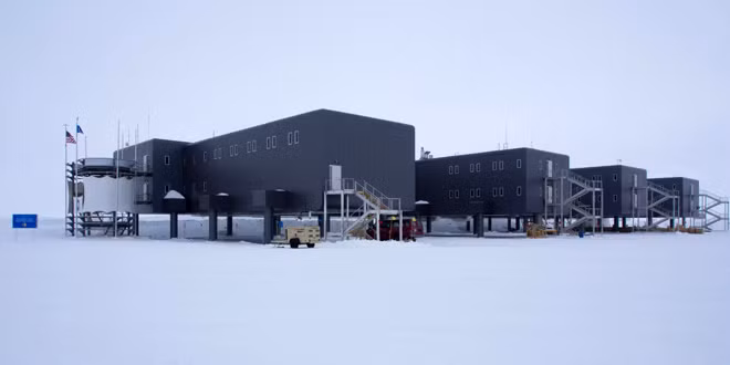 Trạm Nam Cực Amundsen-Scott, nơi xảy ra cái chết bí ẩn của nhà vật lý thiên văn Rodney Marks vào năm 2000. Ảnh nguồn: Glacier Exlorer.