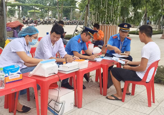 Cán bộ chức năng kiểm tra sức khỏe đối với các lái xe.