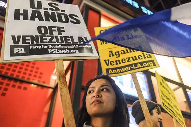 Người dân Venezuela biểu tình phản đối sự can thiệp của Mỹ vào nước này.