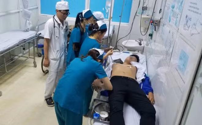 Sinh viên Vũ Ngọc Tân Vương đang được kiểm tra sức khỏe.