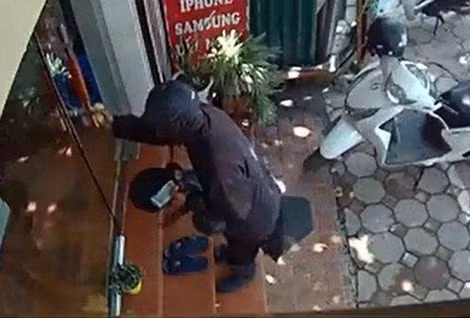 Dị nhân xuất hiện tại cửa hiệu điện thoại trên đường Bưởi với thái độ rất hung hăng.