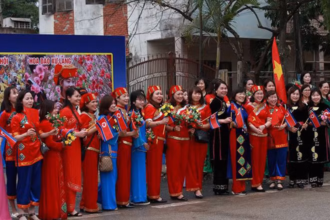 Tại ga Đồng Đăng, người dân Lạng Sơn mang theo cờ hai nước Việt Nam, Triều Tiên, trang phục đẹp như áo dài, quần áo truyền thống đến đón đoàn Triều Tiên trước khi lên tàu về nước.