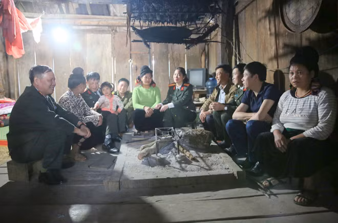 Đại tá Phạm Quang Khải, Phó tổng biên tập Báo CAND trao quà Tết cho đồng bào nghèo tại huyện Tân Lạc, Hòa Bình.
