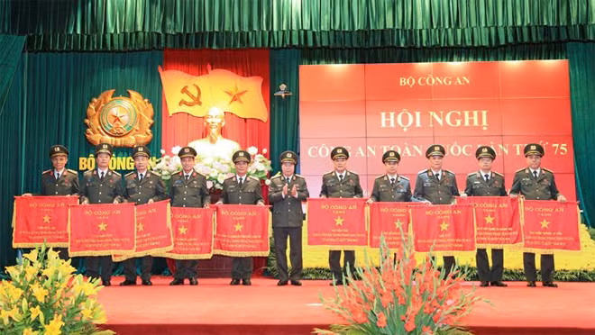 Thứ trưởng Bùi Văn Nam trao Cờ thi đua “Đơn vị xuất sắc trong phong trào thi đua Vì an ninh Tổ quốc năm 2019” của Bộ Công an tặng Công an các đơn vị, địa phương.