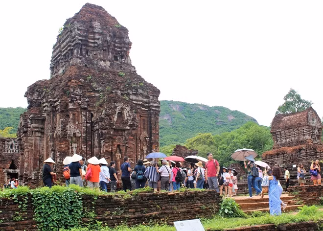 Khách du lịch tham quan khu đền tháp Mỹ Sơn ngày một tăng cao.