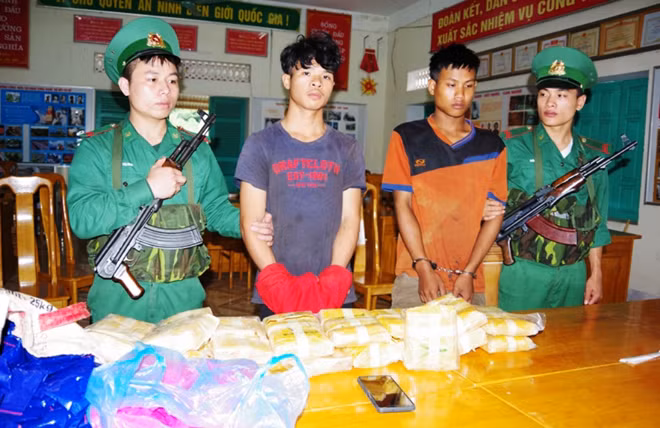 Các đối tượng vận chuyển 100 ngàn viên ma túy tổng hợp bị lực lượng Biên phòng Quảng Bình bắt giữ ở đường biên.