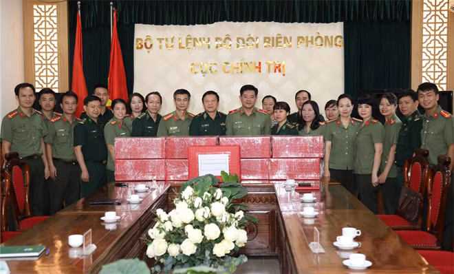 Văn phòng Bộ Công an trao 1.000 lá cờ Tổ quốc và số tiền 5 triệu đồng thông qua Cục Chính trị Bộ đội Biên phòng gửi tặng bà con ngư dân. Văn phòng Bộ Công an trao 1.000 lá cờ Tổ quốc và số tiền 5 triệu đồng thông qua Cục Chính trị Bộ đội Biên phòng gửi tặng bà con ngư dân.