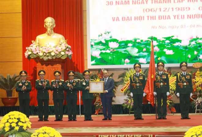 Thủ tướng Nguyễn Xuân Phúc trao Huân chương Lao động hạng Nhất tặng Hội CCBVN. Thủ tướng Nguyễn Xuân Phúc trao Huân chương Lao động hạng Nhất tặng Hội CCBVN.