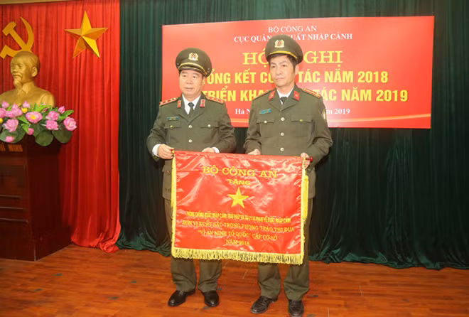 Thứ trưởng Bùi Văn Nam trao Cờ thi đua của Bộ Công an tặng Phòng 6, Cục Quản lý xuất nhập cảnh.