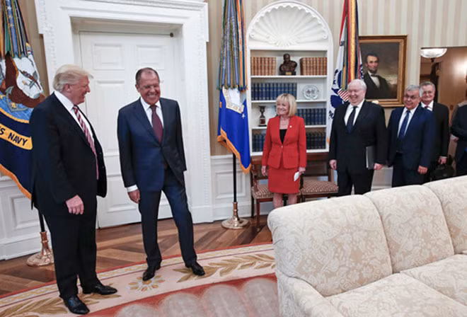 Ngoại trưởng Sergey Lavrov trong một cuộc tiếp xúc với Tổng thống Mỹ Donald Trump. Ngoại trưởng Sergey Lavrov trong một cuộc tiếp xúc với Tổng thống Mỹ Donald Trump.