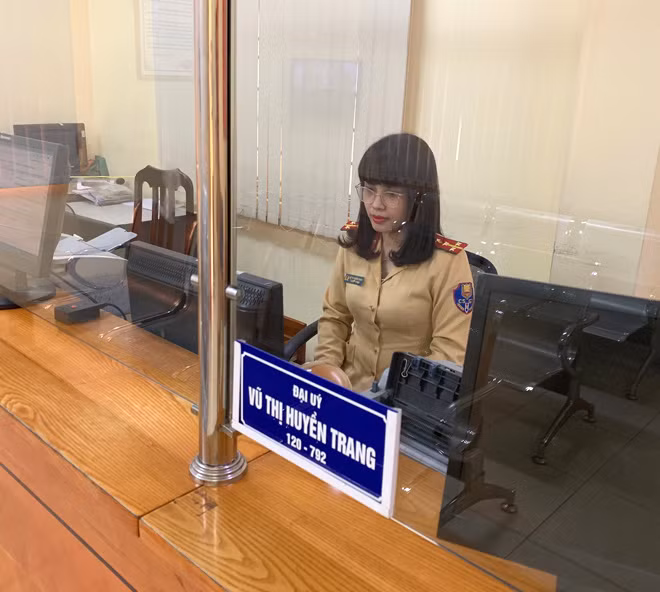 Đại úy Vũ Thị Huyền Trang với công việc hằng ngày tại Đội quản lý xe.
