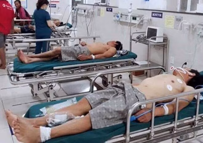 Các ngư dân khi được đưa vào cấp cứu.