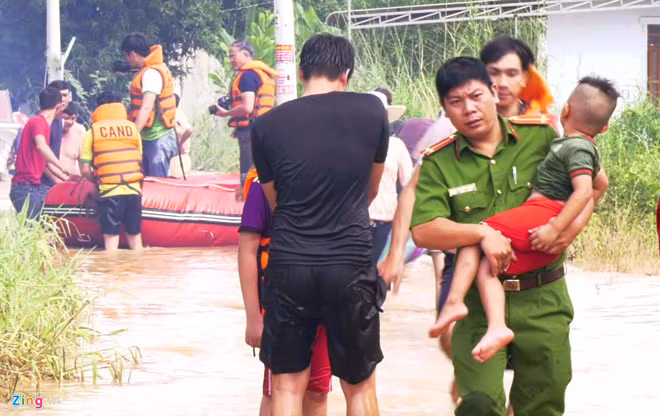 Công an Bình Phước khẩn trương sơ tán người dân đến nơi an toàn.